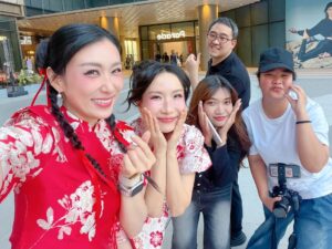 Pailin Rattanasangsatian Instagram - เริ่มต้นกุมภาแล้วนะคะ ✨
เดือนนี้ก็เป็นเดือนตรุษจีนของพวกเรา 🐴🧧 
ขอบคุณที่นึกถึง CHINA DOLLS กันตลอดเลยนะคะ
ขอบคุณที่สนับสนุนพวกเรากันมาเสมอค่ะ 😍💕

Thank you for having us in this special moment 🥰🐴❤️

Thanks for all support especially from @toeii_su @domchomkaen_official  love love ❤️❤️

而且過年前最開心的就是能見到我們過年特別專輯小調大風行的製作人 HANS 
我們聊了很多以前錄音的事情，他還說我跟BELL在泰國錄音的時候是一人一間錄音室，因為非常的趕時間，然後他一個人要跑來跑去的，從娃娃的錄音室跑到BELL的錄音室，然後再從BELL的錄音室跑回娃娃的錄音室，因為那時候要趕著過年發這張專輯，但是現在回想非常值得，很開心能在泰國再次見到HANS 🥰💓

#HWAHWALEECHAN #HappyYourSelf #中国娃娃 #新年 #happychinesenewyear
