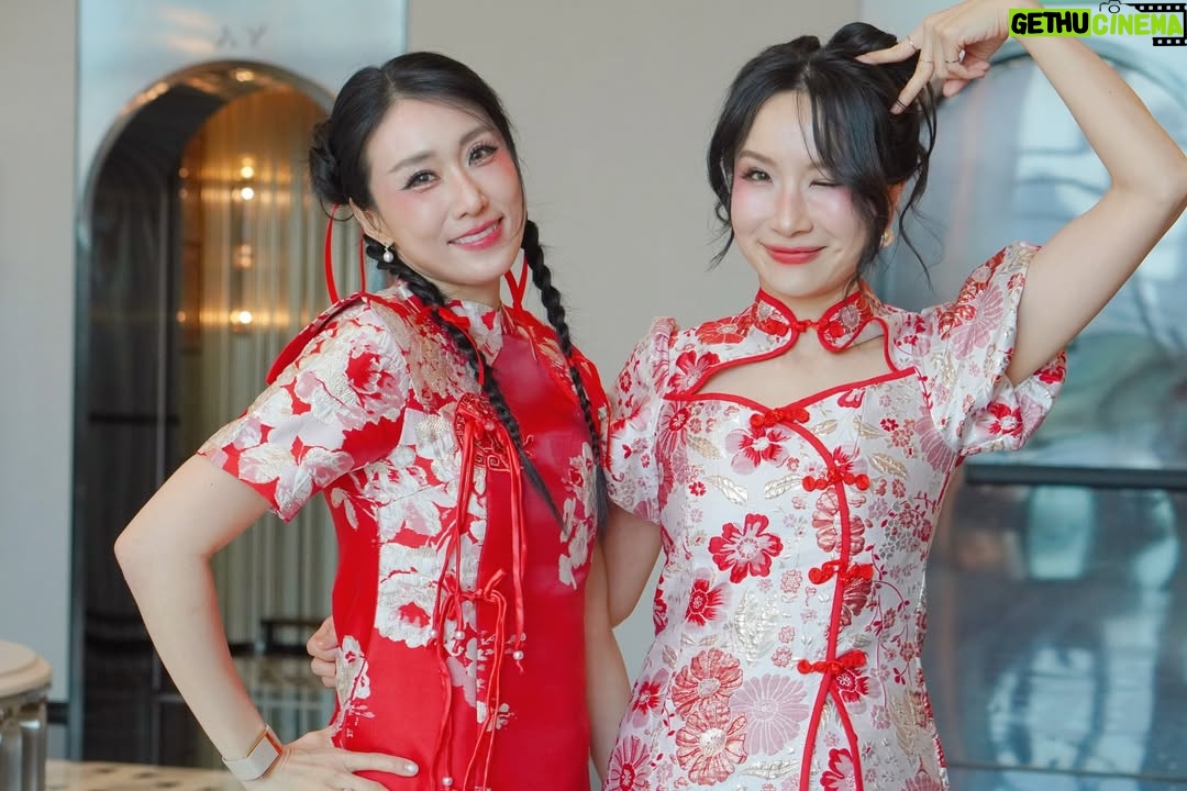 Pailin Rattanasangsatian - 320 Likes - เริ่มต้นกุมภาแล้วนะคะ ✨
เดือนนี้ก็เป็นเดือนตรุษจีนของพวกเรา 🐴🧧 
ขอบคุณที่นึกถึง CHINA DOLLS กันตลอดเลยนะคะ
ขอบคุณที่สนับสนุนพวกเรากันมาเสมอค่ะ 😍💕

Thank you for having us in this special moment 🥰🐴❤️

Thanks for all support especially from @toeii_su @domchomkaen_official  love love ❤️❤️

而且過年前最開心的就是能見到我們過年特別專輯小調大風行的製作人 HANS 
我們聊了很多以前錄音的事情，他還說我跟BELL在泰國錄音的時候是一人一間錄音室，因為非常的趕時間，然後他一個人要跑來跑去的，從娃娃的錄音室跑到BELL的錄音室，然後再從BELL的錄音室跑回娃娃的錄音室，因為那時候要趕著過年發這張專輯，但是現在回想非常值得，很開心能在泰國再次見到HANS 🥰💓

#HWAHWALEECHAN #HappyYourSelf #中国娃娃 #新年 #happychinesenewyear