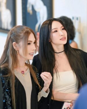 Pailin Rattanasangsatian Instagram - Thank you พี่อุ๋ย for having me at such a beautiful and meaningful moment.🐴🫶🏻
Every beautiful piece you shared was truly inspiring to all of us. ✨🦄

HH loves the art exhibition
“REMEMBER THE LIGHT”

Reconnect with yourself…
Trust what you truly hear within.

YOU ARE MAGIC ✨

By @athi777 #athis

#HWAHWALEECHAN #HappyYourSelf #selflove #TheEarthWithoutArtIsJustEh