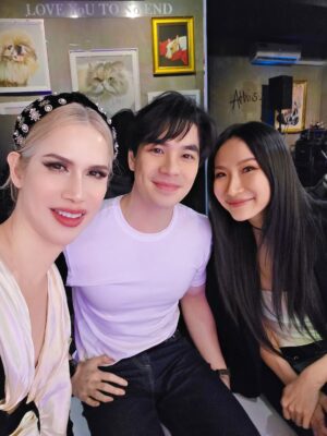 Pailin Rattanasangsatian Instagram - Thank you พี่อุ๋ย for having me at such a beautiful and meaningful moment.🐴🫶🏻
Every beautiful piece you shared was truly inspiring to all of us. ✨🦄

HH loves the art exhibition
“REMEMBER THE LIGHT”

Reconnect with yourself…
Trust what you truly hear within.

YOU ARE MAGIC ✨

By @athi777 #athis

#HWAHWALEECHAN #HappyYourSelf #selflove #TheEarthWithoutArtIsJustEh