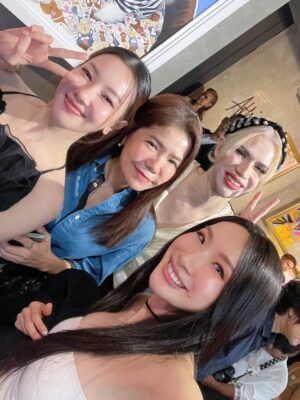 Pailin Rattanasangsatian Instagram - Thank you พี่อุ๋ย for having me at such a beautiful and meaningful moment.🐴🫶🏻
Every beautiful piece you shared was truly inspiring to all of us. ✨🦄

HH loves the art exhibition
“REMEMBER THE LIGHT”

Reconnect with yourself…
Trust what you truly hear within.

YOU ARE MAGIC ✨

By @athi777 #athis

#HWAHWALEECHAN #HappyYourSelf #selflove #TheEarthWithoutArtIsJustEh