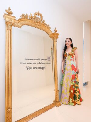 Pailin Rattanasangsatian Instagram - Thank you พี่อุ๋ย for having me at such a beautiful and meaningful moment.🐴🫶🏻
Every beautiful piece you shared was truly inspiring to all of us. ✨🦄

HH loves the art exhibition
“REMEMBER THE LIGHT”

Reconnect with yourself…
Trust what you truly hear within.

YOU ARE MAGIC ✨

By @athi777 #athis

#HWAHWALEECHAN #HappyYourSelf #selflove #TheEarthWithoutArtIsJustEh