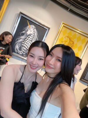 Pailin Rattanasangsatian Instagram - Thank you พี่อุ๋ย for having me at such a beautiful and meaningful moment.🐴🫶🏻
Every beautiful piece you shared was truly inspiring to all of us. ✨🦄

HH loves the art exhibition
“REMEMBER THE LIGHT”

Reconnect with yourself…
Trust what you truly hear within.

YOU ARE MAGIC ✨

By @athi777 #athis

#HWAHWALEECHAN #HappyYourSelf #selflove #TheEarthWithoutArtIsJustEh