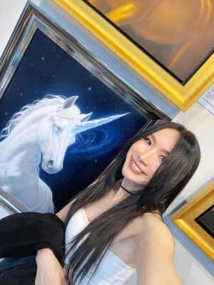 Pailin Rattanasangsatian Instagram - Thank you พี่อุ๋ย for having me at such a beautiful and meaningful moment.🐴🫶🏻
Every beautiful piece you shared was truly inspiring to all of us. ✨🦄

HH loves the art exhibition
“REMEMBER THE LIGHT”

Reconnect with yourself…
Trust what you truly hear within.

YOU ARE MAGIC ✨

By @athi777 #athis

#HWAHWALEECHAN #HappyYourSelf #selflove #TheEarthWithoutArtIsJustEh