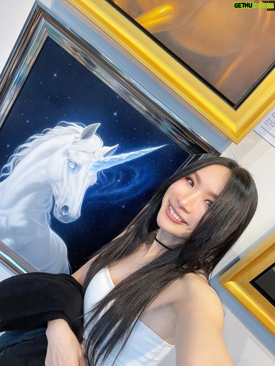 Pailin Rattanasangsatian - 313 Likes - Thank you พี่อุ๋ย for having me at such a beautiful and meaningful moment.🐴🫶🏻
Every beautiful piece you shared was truly inspiring to all of us. ✨🦄

HH loves the art exhibition
“REMEMBER THE LIGHT”

Reconnect with yourself…
Trust what you truly hear within.

YOU ARE MAGIC ✨

By @athi777 #athis

#HWAHWALEECHAN #HappyYourSelf #selflove #TheEarthWithoutArtIsJustEh
