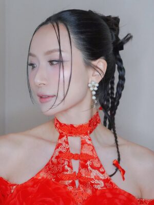 Pailin Rattanasangsatian Instagram - Love Your New Technique @gwenmakeup ❤️🥰

#makeup @gwenmakeup 
#falselashes @babylashes 
#hair @teerapit.hairstyle_ 

#HWAHWALEECHAN #HappyYourSelf