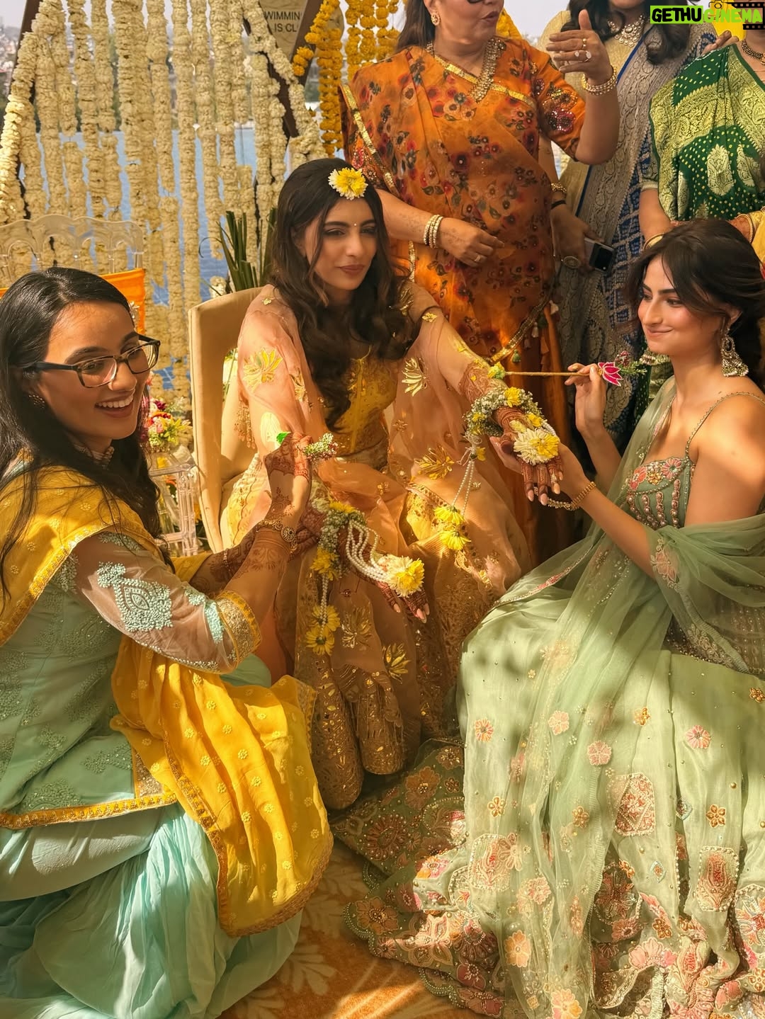 Palak Tiwari - 435.7K Likes - Yellow yellow my friend is a married fellow 🥰😛