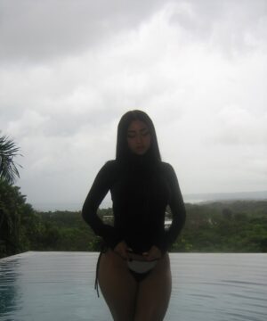 Paloma Mami Instagram - me gustas mas cuando te veo menos 🌧️