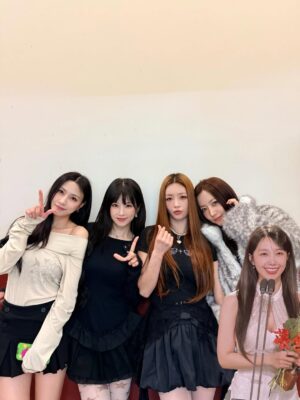 Park Cho-rong Instagram - 비 핑크 답게 2025년 마지막 날까지 비를 맞으면서 마무리 했네요! 
비 오는 날에도 응원 와주신 우리 대만 판다들 정말 감사했습니다!

2026년은  새 앨범과 함께 시작하는 만큼 더 뜻 깊은 한 해가 될것 같아요! 
올 한해에도 잘 부탁합니다 멤버들 ! 회사식구들! 
그리고 우리 판다들!!🐼🫶💕