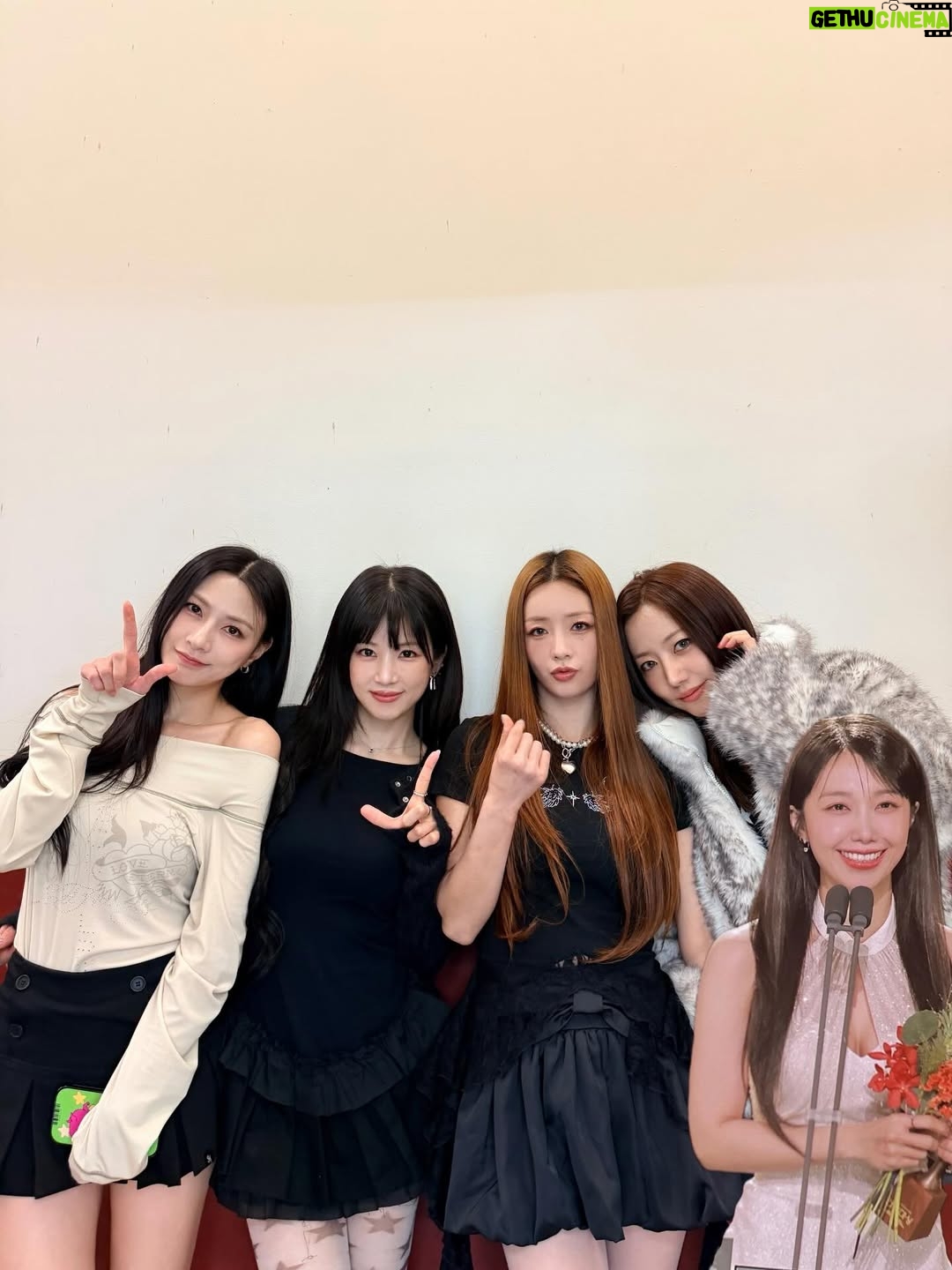 Park Cho-rong - 58.9K Likes - 비 핑크 답게 2025년 마지막 날까지 비를 맞으면서 마무리 했네요! 
비 오는 날에도 응원 와주신 우리 대만 판다들 정말 감사했습니다!

2026년은  새 앨범과 함께 시작하는 만큼 더 뜻 깊은 한 해가 될것 같아요! 
올 한해에도 잘 부탁합니다 멤버들 ! 회사식구들! 
그리고 우리 판다들!!🐼🫶💕