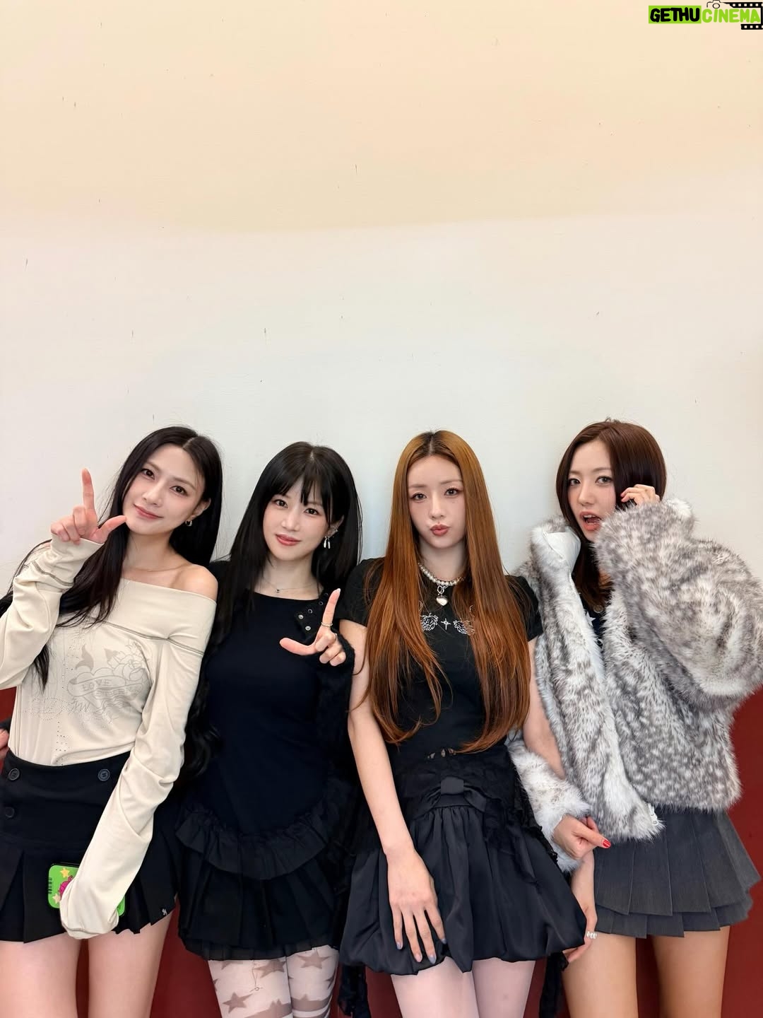 Park Cho-rong - 58.9K Likes - 비 핑크 답게 2025년 마지막 날까지 비를 맞으면서 마무리 했네요! 
비 오는 날에도 응원 와주신 우리 대만 판다들 정말 감사했습니다!

2026년은  새 앨범과 함께 시작하는 만큼 더 뜻 깊은 한 해가 될것 같아요! 
올 한해에도 잘 부탁합니다 멤버들 ! 회사식구들! 
그리고 우리 판다들!!🐼🫶💕
