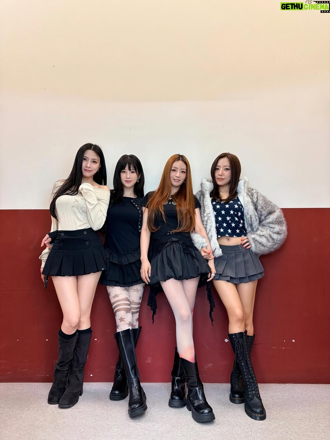 Park Cho-rong - 58.9K Likes - 비 핑크 답게 2025년 마지막 날까지 비를 맞으면서 마무리 했네요! 
비 오는 날에도 응원 와주신 우리 대만 판다들 정말 감사했습니다!

2026년은  새 앨범과 함께 시작하는 만큼 더 뜻 깊은 한 해가 될것 같아요! 
올 한해에도 잘 부탁합니다 멤버들 ! 회사식구들! 
그리고 우리 판다들!!🐼🫶💕