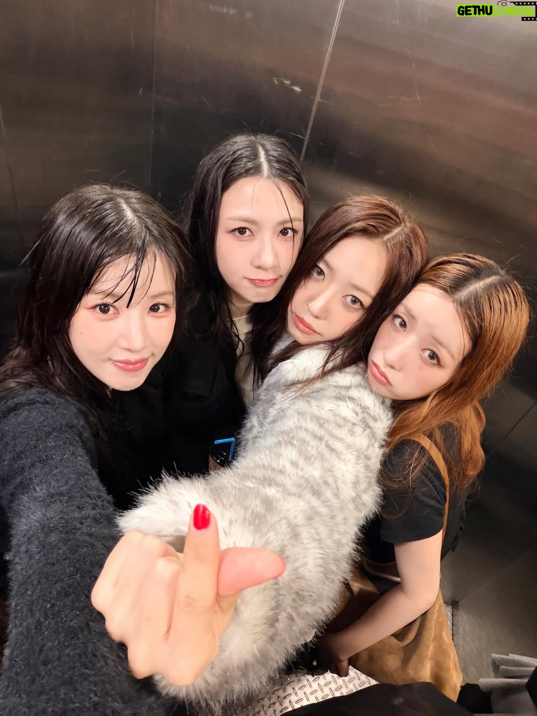 Park Cho-rong - 58.9K Likes - 비 핑크 답게 2025년 마지막 날까지 비를 맞으면서 마무리 했네요! 
비 오는 날에도 응원 와주신 우리 대만 판다들 정말 감사했습니다!

2026년은  새 앨범과 함께 시작하는 만큼 더 뜻 깊은 한 해가 될것 같아요! 
올 한해에도 잘 부탁합니다 멤버들 ! 회사식구들! 
그리고 우리 판다들!!🐼🫶💕