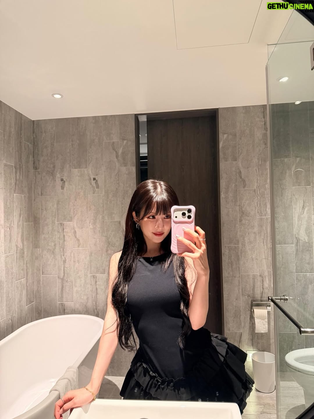Park Cho-rong - 58.9K Likes - 비 핑크 답게 2025년 마지막 날까지 비를 맞으면서 마무리 했네요! 
비 오는 날에도 응원 와주신 우리 대만 판다들 정말 감사했습니다!

2026년은  새 앨범과 함께 시작하는 만큼 더 뜻 깊은 한 해가 될것 같아요! 
올 한해에도 잘 부탁합니다 멤버들 ! 회사식구들! 
그리고 우리 판다들!!🐼🫶💕