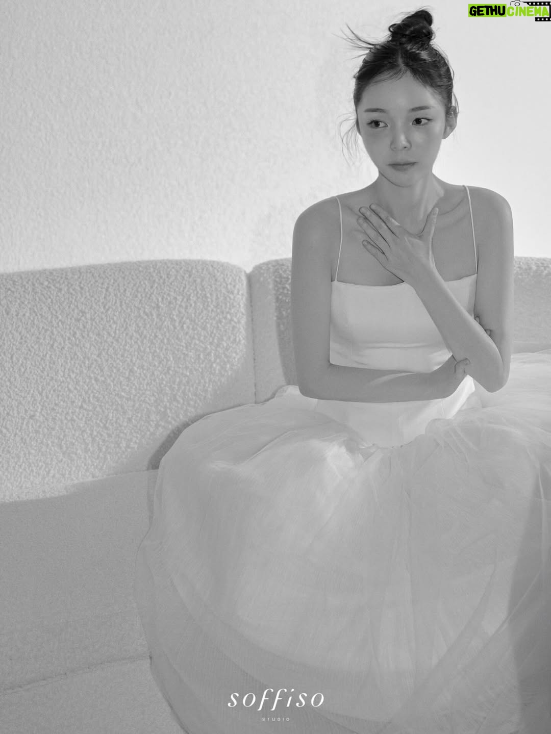 Park Jin-joo - 124.8K Likes - 제가 받았던 잊지 못할 마음과 사랑
더 큰 사랑으로 성실하게 보답할게요🕊️

(감사인사는 진심을 꾹꾹 담아내느라
속도가 굉장히 느린점 양해부탁드려요🐰사랑해요🤍)

.
.
.
.
.
.

Dress @bennette.official 
Studio @soffiso_official_ 
H/M @ha_lynne @prez_zie @sogong.geemin
Snap @takemind_official
Video @sobers_studio
Bouquet @flower_batte
Styling @firstvisual.official
Directing @lia__wedding_