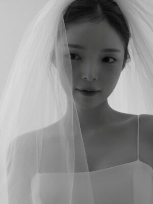 Park Jin-joo Instagram - 제가 받았던 잊지 못할 마음과 사랑
더 큰 사랑으로 성실하게 보답할게요🕊️

(감사인사는 진심을 꾹꾹 담아내느라
속도가 굉장히 느린점 양해부탁드려요🐰사랑해요🤍)

.
.
.
.
.
.

Dress @bennette.official 
Studio @soffiso_official_ 
H/M @ha_lynne @prez_zie @sogong.geemin
Snap @takemind_official
Video @sobers_studio
Bouquet @flower_batte
Styling @firstvisual.official
Directing @lia__wedding_