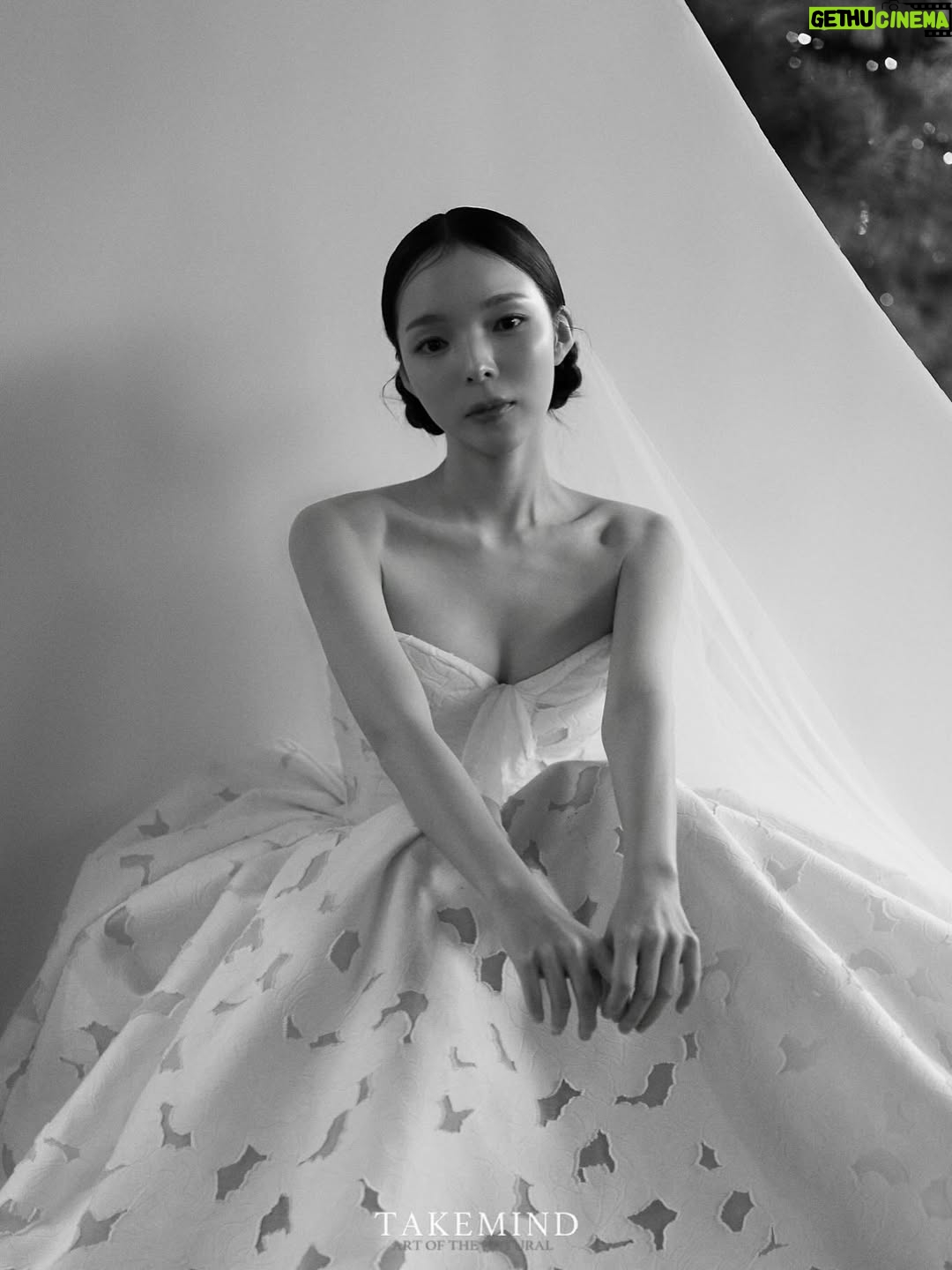 Park Jin-joo - 124.8K Likes - 제가 받았던 잊지 못할 마음과 사랑
더 큰 사랑으로 성실하게 보답할게요🕊️

(감사인사는 진심을 꾹꾹 담아내느라
속도가 굉장히 느린점 양해부탁드려요🐰사랑해요🤍)

.
.
.
.
.
.

Dress @bennette.official 
Studio @soffiso_official_ 
H/M @ha_lynne @prez_zie @sogong.geemin
Snap @takemind_official
Video @sobers_studio
Bouquet @flower_batte
Styling @firstvisual.official
Directing @lia__wedding_