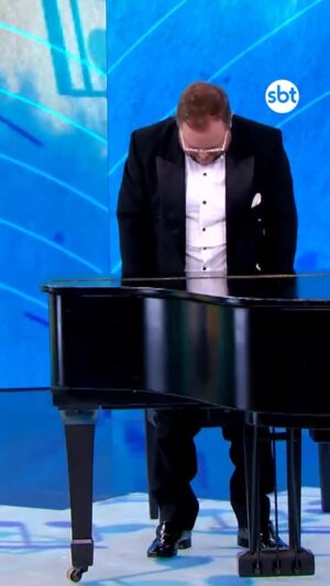 Patrícia Abravanel Instagram - Todo mundo perdeu as calças!!! 👀🫣
#programasilviosantos #pss #meme #SilvioSantos #PatriciaAbravanel #Sbt