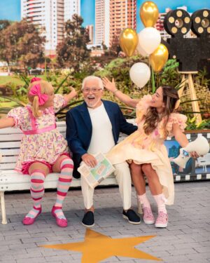 Patrícia Abravanel Instagram - @calbertonobrega fez 90 anos!!! ❤️ Vamos celebrar!!! Nos encontramos hoje na mesma praça, no mesmo banco, 22h30, no SBT!
📸 @gabrielcardosofoto