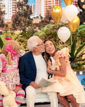 Patrícia Abravanel Instagram - @calbertonobrega fez 90 anos!!! ❤️ Vamos celebrar!!! Nos encontramos hoje na mesma praça, no mesmo banco, 22h30, no SBT!
📸 @gabrielcardosofoto