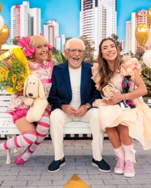 Patrícia Abravanel Instagram - @calbertonobrega fez 90 anos!!! ❤️ Vamos celebrar!!! Nos encontramos hoje na mesma praça, no mesmo banco, 22h30, no SBT!
📸 @gabrielcardosofoto