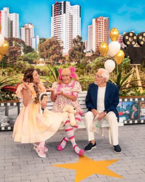 Patrícia Abravanel Instagram - @calbertonobrega fez 90 anos!!! ❤️ Vamos celebrar!!! Nos encontramos hoje na mesma praça, no mesmo banco, 22h30, no SBT!
📸 @gabrielcardosofoto