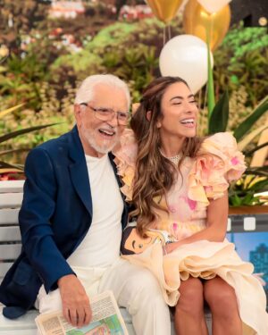 Patrícia Abravanel Instagram - @calbertonobrega fez 90 anos!!! ❤️ Vamos celebrar!!! Nos encontramos hoje na mesma praça, no mesmo banco, 22h30, no SBT!
📸 @gabrielcardosofoto