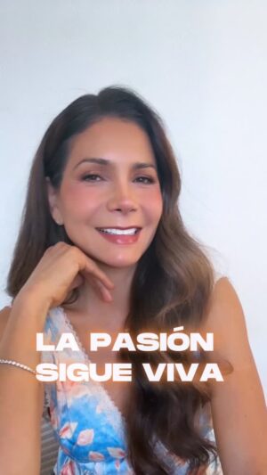 Patricia Manterola Instagram - ¡15 años después… y lo sigo eligiendo!😍❤️‍🔥 ¿Cuántos años llevan ustedes?” 
¡Cuéntame, quiero conocer tu historia! 👇

Para mi, el amor y la pasión no son suerte.
No son magia eterna.

Son una ELECCIÓN.
¡DE TODOS LOS DÍAS! 😊

Nos enseñaron que amar es sentir mariposas, emoción, química…
pero casi nadie nos dijo que amar también es decidir.

Decidir quedarte.
Decidir escuchar.
Decidir respetar.
Decidir cuidar lo que están construyendo.

Porque hay días fáciles…
y hay días de cansancio, diferencias y silencios.

Y es en esos días, cuando el amor deja de ser solo emoción y se convierte en decisión.

La pasión también se elige.
No siempre aparece sola.
A veces se construye.

Se construye cuando eliges mirar a tu pareja y no al teléfono.
Cuando eliges hablar en lugar de acumular.
Cuando eliges acercarte, incluso después de un día pesado.

Uno de mis secretos de pareja es simple:
no nos vamos a dormir con una diferencia sin resolver.

No significa que todo quede perfecto.
Pero sí hablado.
Entendido.
Abrazado.

Porque dormir con orgullo enfría.
Y nosotros elegimos no dejar que el silencio se haga costumbre.

El amor duradero no es el que nunca tiene problemas.
Es el que, frente a los problemas, vuelve a elegirse.

Amar es despertar cada mañana y decir, incluso sin palabras:
“Te elijo”.

No porque todo sea perfecto…
sino porque vale la pena.

El amor y la pasión no se mantienen solos.
Se renuevan.

Todos los días.

¿Tú también lo eliges? 💫 ¡Cuéntame qué opinas! 👇

#TuyYo #SolosTuYYo #15AñosSolosTuYYo #amorreal #relacionesreales