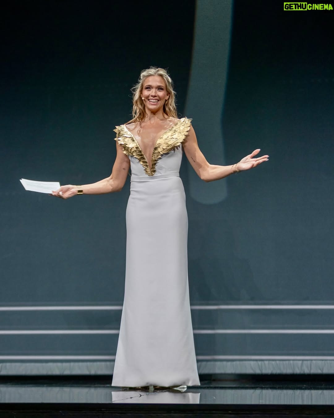 Patricia Montero - 20.2K Likes - Suena el teléfono, me llama mi repre @lula_duhalde y me dice: “Quieren que seas la presentadora de la gala de inauguración del Festival de Málaga.” 🎤 💫 Y, ¡guau! Después de más de 5 años sin venir, regresar así ha sido un auténtico regalo 💝 

🎥 Málaga fue mi primera casa en el audiovisual. Aquí, en Canal Sur, tuve mi 1ª oportunidad en una serie de tv con Rocío Casi Madre hace casi 20 años, y volver ahora para presentar esta gala ha sido tremendamente especial. Sentir el calor del público, celebrar estos 28 años de festival y poner en valor cómo el cine nos transforma ha sido un sueño. 

🎬 La cultura es el camino y Málaga el destino 🌊 

No me extraña su éxito, porque el equipo y la organización que hay detrás aman el cine, aman lo que hacen. Y ha sido un auténtico lujo y placer trabajar con ellos. Gracias por arroparme así. ¡Os llevo en el corazón! ❤️

@festivalmalaga 
@veddermedia 
#28FestivalMalaga

👗 @rubenhernandezcostura_ 
👠  @magritshoes 
💎 @dinhvanparis 
💄 @angierodriguezmuah