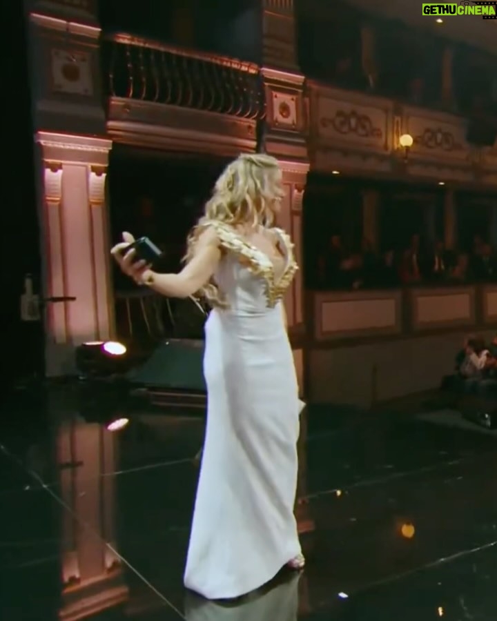 Patricia Montero - 20.2K Likes - Suena el teléfono, me llama mi repre @lula_duhalde y me dice: “Quieren que seas la presentadora de la gala de inauguración del Festival de Málaga.” 🎤 💫 Y, ¡guau! Después de más de 5 años sin venir, regresar así ha sido un auténtico regalo 💝 

🎥 Málaga fue mi primera casa en el audiovisual. Aquí, en Canal Sur, tuve mi 1ª oportunidad en una serie de tv con Rocío Casi Madre hace casi 20 años, y volver ahora para presentar esta gala ha sido tremendamente especial. Sentir el calor del público, celebrar estos 28 años de festival y poner en valor cómo el cine nos transforma ha sido un sueño. 

🎬 La cultura es el camino y Málaga el destino 🌊 

No me extraña su éxito, porque el equipo y la organización que hay detrás aman el cine, aman lo que hacen. Y ha sido un auténtico lujo y placer trabajar con ellos. Gracias por arroparme así. ¡Os llevo en el corazón! ❤️

@festivalmalaga 
@veddermedia 
#28FestivalMalaga

👗 @rubenhernandezcostura_ 
👠  @magritshoes 
💎 @dinhvanparis 
💄 @angierodriguezmuah