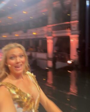 Patricia Montero Instagram - Suena el teléfono, me llama mi repre @lula_duhalde y me dice: “Quieren que seas la presentadora de la gala de inauguración del Festival de Málaga.” 🎤 💫 Y, ¡guau! Después de más de 5 años sin venir, regresar así ha sido un auténtico regalo 💝 

🎥 Málaga fue mi primera casa en el audiovisual. Aquí, en Canal Sur, tuve mi 1ª oportunidad en una serie de tv con Rocío Casi Madre hace casi 20 años, y volver ahora para presentar esta gala ha sido tremendamente especial. Sentir el calor del público, celebrar estos 28 años de festival y poner en valor cómo el cine nos transforma ha sido un sueño. 

🎬 La cultura es el camino y Málaga el destino 🌊 

No me extraña su éxito, porque el equipo y la organización que hay detrás aman el cine, aman lo que hacen. Y ha sido un auténtico lujo y placer trabajar con ellos. Gracias por arroparme así. ¡Os llevo en el corazón! ❤️

@festivalmalaga 
@veddermedia 
#28FestivalMalaga

👗 @rubenhernandezcostura_ 
👠  @magritshoes 
💎 @dinhvanparis 
💄 @angierodriguezmuah