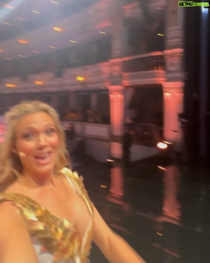 Patricia Montero - 20.2K Likes - Suena el teléfono, me llama mi repre @lula_duhalde y me dice: “Quieren que seas la presentadora de la gala de inauguración del Festival de Málaga.” 🎤 💫 Y, ¡guau! Después de más de 5 años sin venir, regresar así ha sido un auténtico regalo 💝 

🎥 Málaga fue mi primera casa en el audiovisual. Aquí, en Canal Sur, tuve mi 1ª oportunidad en una serie de tv con Rocío Casi Madre hace casi 20 años, y volver ahora para presentar esta gala ha sido tremendamente especial. Sentir el calor del público, celebrar estos 28 años de festival y poner en valor cómo el cine nos transforma ha sido un sueño. 

🎬 La cultura es el camino y Málaga el destino 🌊 

No me extraña su éxito, porque el equipo y la organización que hay detrás aman el cine, aman lo que hacen. Y ha sido un auténtico lujo y placer trabajar con ellos. Gracias por arroparme así. ¡Os llevo en el corazón! ❤️

@festivalmalaga 
@veddermedia 
#28FestivalMalaga

👗 @rubenhernandezcostura_ 
👠  @magritshoes 
💎 @dinhvanparis 
💄 @angierodriguezmuah
