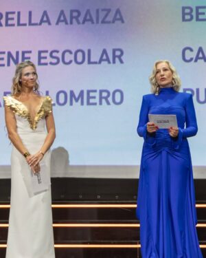 Patricia Montero Instagram - Suena el teléfono, me llama mi repre @lula_duhalde y me dice: “Quieren que seas la presentadora de la gala de inauguración del Festival de Málaga.” 🎤 💫 Y, ¡guau! Después de más de 5 años sin venir, regresar así ha sido un auténtico regalo 💝 

🎥 Málaga fue mi primera casa en el audiovisual. Aquí, en Canal Sur, tuve mi 1ª oportunidad en una serie de tv con Rocío Casi Madre hace casi 20 años, y volver ahora para presentar esta gala ha sido tremendamente especial. Sentir el calor del público, celebrar estos 28 años de festival y poner en valor cómo el cine nos transforma ha sido un sueño. 

🎬 La cultura es el camino y Málaga el destino 🌊 

No me extraña su éxito, porque el equipo y la organización que hay detrás aman el cine, aman lo que hacen. Y ha sido un auténtico lujo y placer trabajar con ellos. Gracias por arroparme así. ¡Os llevo en el corazón! ❤️

@festivalmalaga 
@veddermedia 
#28FestivalMalaga

👗 @rubenhernandezcostura_ 
👠  @magritshoes 
💎 @dinhvanparis 
💄 @angierodriguezmuah