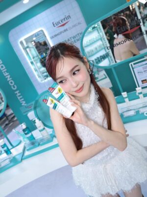 Pattranite Limpatiyakorn Instagram - ขอบคุณ Eucerin ที่เลือกให้เป็น Face of Confidence ระดับ ASEAN นะคะ ดีใจและภูมิใจมากจริง ๆ 🫶

ไม่ว่าจะสิวซีรีส์ สิวออกกอง สิวของหวาน ก็ไม่กลัวละ เพราะ Eucerin DermoPure Clinical จัดการทุกปัญหาสิว และรอยสิวอย่างมั่นใจ สิวไหนก็ไม่กลัวแล้วค่า 💚😌

#TreatWithConfidence
#จัดการทุกปัญหาสิวและรอยสิวอย่างมั่นใจ
#EucerinDermoPureClinical
#EucerinThailand