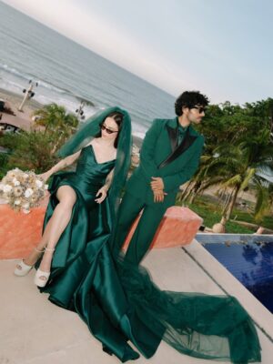 Paty Cantú Instagram - BODA CEREMONIA 

Ceremonia a nuestra manera. 
Espiritual y con anécdotas de amigos y familia y votos entre nosotros con puesta de sol y música de mar.

Para este look estuvimos trabajando con un amigo cercano por casi un año. Queríamos personalizar nuestra expresión como pareja y romper el estereotipo a nuestro estilo. 

Verde, como la vida, la esperanza y la naturaleza. 
Elegante con un toque glam 

Gracias @benitosantosoficial por abrazar nuestra visión y materializarla a la perfección. Te quiero mucho amigo. 

Green bride and groom. Punta de mita. 29/11/25 
Gracias a cada persona que hizo de nuestra ceremonia algo inolvidable y genuinamente amoroso. 

Makeup @fatimamorenomakeup 
Peinado @elpanqueee 
Fotografía @josuearcefoto
Parte 2/3 
Siguiente parte… en breve