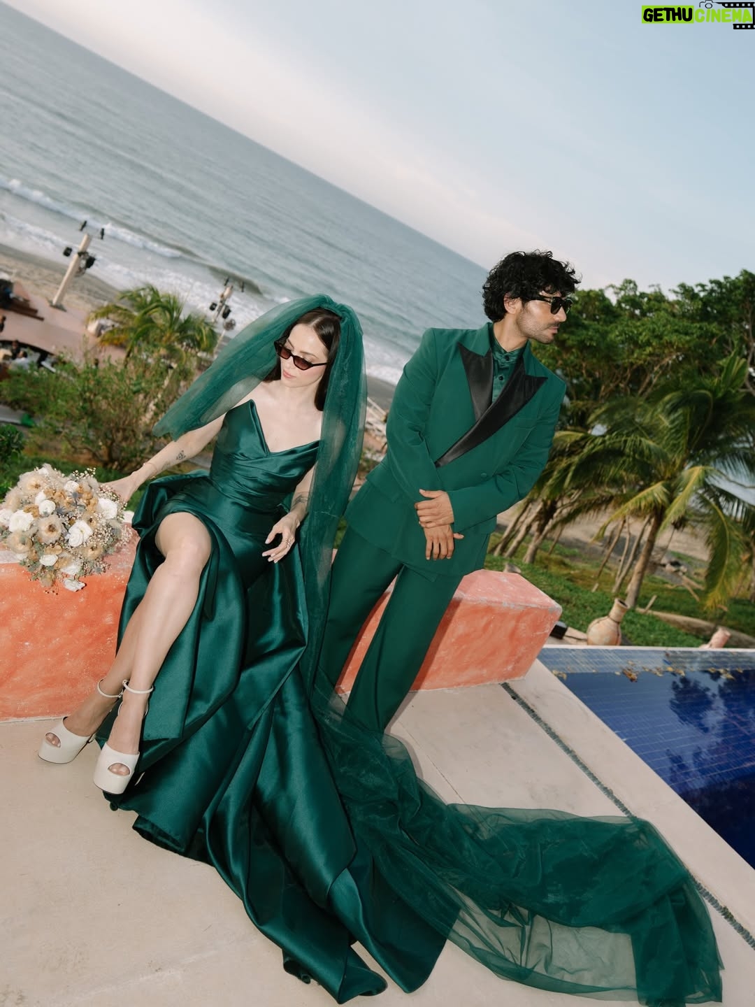 Paty Cantú - 229.3K Likes - BODA CEREMONIA 

Ceremonia a nuestra manera. 
Espiritual y con anécdotas de amigos y familia y votos entre nosotros con puesta de sol y música de mar.

Para este look estuvimos trabajando con un amigo cercano por casi un año. Queríamos personalizar nuestra expresión como pareja y romper el estereotipo a nuestro estilo. 

Verde, como la vida, la esperanza y la naturaleza. 
Elegante con un toque glam 

Gracias @benitosantosoficial por abrazar nuestra visión y materializarla a la perfección. Te quiero mucho amigo. 

Green bride and groom. Punta de mita. 29/11/25 
Gracias a cada persona que hizo de nuestra ceremonia algo inolvidable y genuinamente amoroso. 

Makeup @fatimamorenomakeup 
Peinado @elpanqueee 
Fotografía @josuearcefoto
Parte 2/3 
Siguiente parte… en breve