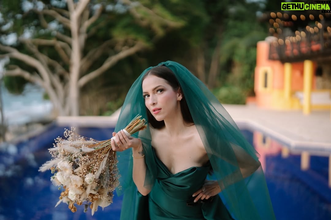 Paty Cantú - 229.3K Likes - BODA CEREMONIA 

Ceremonia a nuestra manera. 
Espiritual y con anécdotas de amigos y familia y votos entre nosotros con puesta de sol y música de mar.

Para este look estuvimos trabajando con un amigo cercano por casi un año. Queríamos personalizar nuestra expresión como pareja y romper el estereotipo a nuestro estilo. 

Verde, como la vida, la esperanza y la naturaleza. 
Elegante con un toque glam 

Gracias @benitosantosoficial por abrazar nuestra visión y materializarla a la perfección. Te quiero mucho amigo. 

Green bride and groom. Punta de mita. 29/11/25 
Gracias a cada persona que hizo de nuestra ceremonia algo inolvidable y genuinamente amoroso. 

Makeup @fatimamorenomakeup 
Peinado @elpanqueee 
Fotografía @josuearcefoto
Parte 2/3 
Siguiente parte… en breve