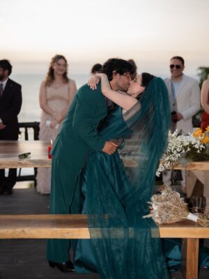 Paty Cantú Instagram - BODA CEREMONIA 

Ceremonia a nuestra manera. 
Espiritual y con anécdotas de amigos y familia y votos entre nosotros con puesta de sol y música de mar.

Para este look estuvimos trabajando con un amigo cercano por casi un año. Queríamos personalizar nuestra expresión como pareja y romper el estereotipo a nuestro estilo. 

Verde, como la vida, la esperanza y la naturaleza. 
Elegante con un toque glam 

Gracias @benitosantosoficial por abrazar nuestra visión y materializarla a la perfección. Te quiero mucho amigo. 

Green bride and groom. Punta de mita. 29/11/25 
Gracias a cada persona que hizo de nuestra ceremonia algo inolvidable y genuinamente amoroso. 

Makeup @fatimamorenomakeup 
Peinado @elpanqueee 
Fotografía @josuearcefoto
Parte 2/3 
Siguiente parte… en breve