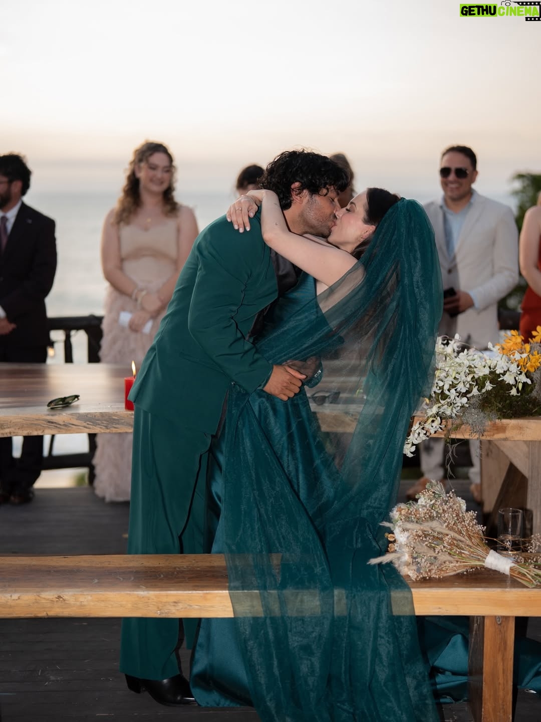 Paty Cantú - 229.3K Likes - BODA CEREMONIA 

Ceremonia a nuestra manera. 
Espiritual y con anécdotas de amigos y familia y votos entre nosotros con puesta de sol y música de mar.

Para este look estuvimos trabajando con un amigo cercano por casi un año. Queríamos personalizar nuestra expresión como pareja y romper el estereotipo a nuestro estilo. 

Verde, como la vida, la esperanza y la naturaleza. 
Elegante con un toque glam 

Gracias @benitosantosoficial por abrazar nuestra visión y materializarla a la perfección. Te quiero mucho amigo. 

Green bride and groom. Punta de mita. 29/11/25 
Gracias a cada persona que hizo de nuestra ceremonia algo inolvidable y genuinamente amoroso. 

Makeup @fatimamorenomakeup 
Peinado @elpanqueee 
Fotografía @josuearcefoto
Parte 2/3 
Siguiente parte… en breve