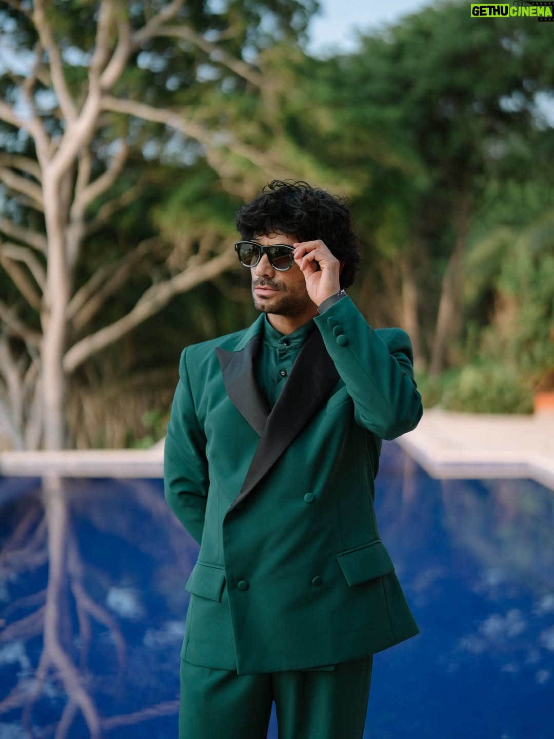 Paty Cantú - 229.3K Likes - BODA CEREMONIA 

Ceremonia a nuestra manera. 
Espiritual y con anécdotas de amigos y familia y votos entre nosotros con puesta de sol y música de mar.

Para este look estuvimos trabajando con un amigo cercano por casi un año. Queríamos personalizar nuestra expresión como pareja y romper el estereotipo a nuestro estilo. 

Verde, como la vida, la esperanza y la naturaleza. 
Elegante con un toque glam 

Gracias @benitosantosoficial por abrazar nuestra visión y materializarla a la perfección. Te quiero mucho amigo. 

Green bride and groom. Punta de mita. 29/11/25 
Gracias a cada persona que hizo de nuestra ceremonia algo inolvidable y genuinamente amoroso. 

Makeup @fatimamorenomakeup 
Peinado @elpanqueee 
Fotografía @josuearcefoto
Parte 2/3 
Siguiente parte… en breve