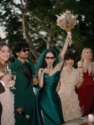 Paty Cantú Instagram - BODA CEREMONIA 

Ceremonia a nuestra manera. 
Espiritual y con anécdotas de amigos y familia y votos entre nosotros con puesta de sol y música de mar.

Para este look estuvimos trabajando con un amigo cercano por casi un año. Queríamos personalizar nuestra expresión como pareja y romper el estereotipo a nuestro estilo. 

Verde, como la vida, la esperanza y la naturaleza. 
Elegante con un toque glam 

Gracias @benitosantosoficial por abrazar nuestra visión y materializarla a la perfección. Te quiero mucho amigo. 

Green bride and groom. Punta de mita. 29/11/25 
Gracias a cada persona que hizo de nuestra ceremonia algo inolvidable y genuinamente amoroso. 

Makeup @fatimamorenomakeup 
Peinado @elpanqueee 
Fotografía @josuearcefoto
Parte 2/3 
Siguiente parte… en breve
