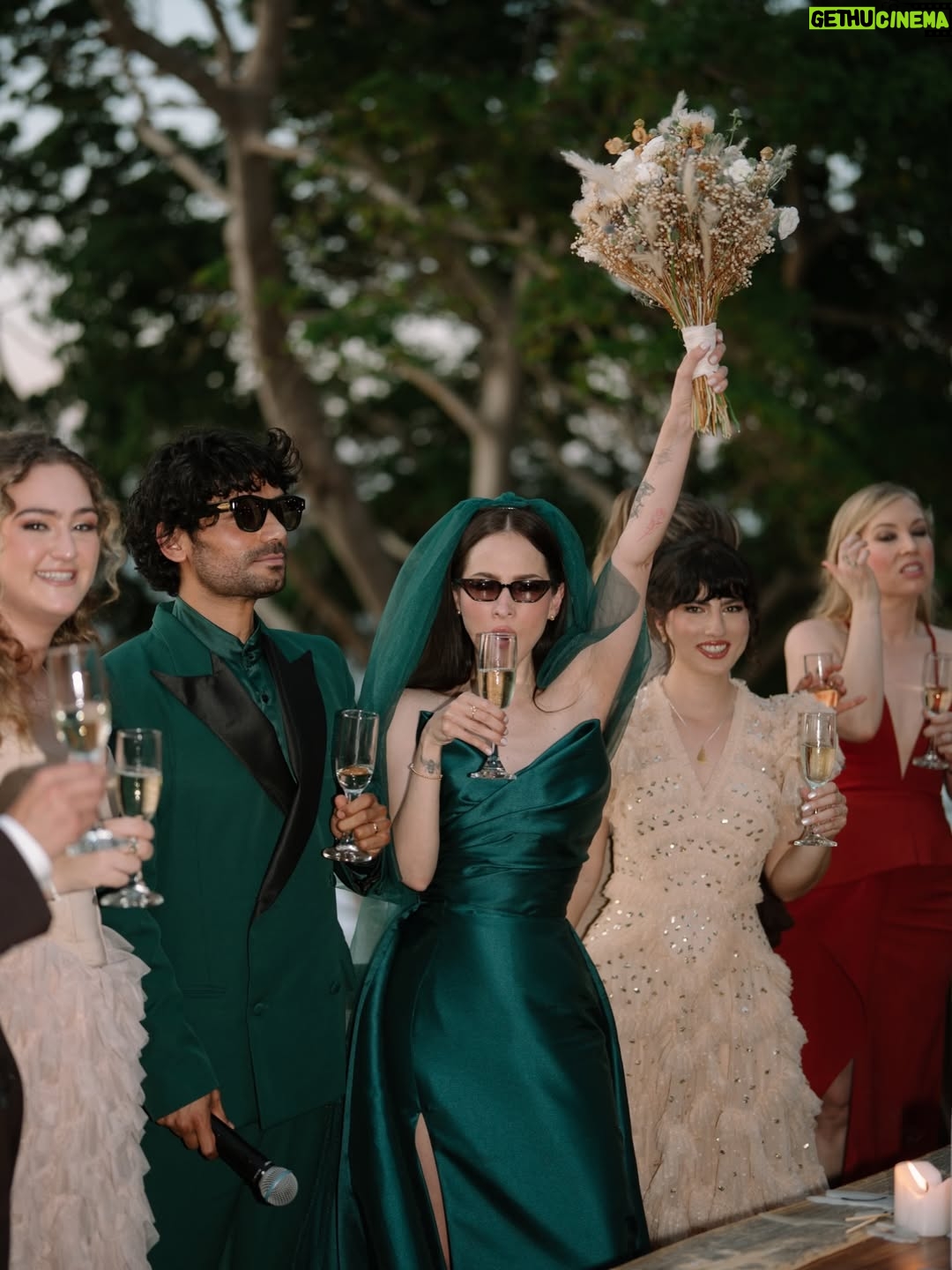 Paty Cantú - 229.3K Likes - BODA CEREMONIA 

Ceremonia a nuestra manera. 
Espiritual y con anécdotas de amigos y familia y votos entre nosotros con puesta de sol y música de mar.

Para este look estuvimos trabajando con un amigo cercano por casi un año. Queríamos personalizar nuestra expresión como pareja y romper el estereotipo a nuestro estilo. 

Verde, como la vida, la esperanza y la naturaleza. 
Elegante con un toque glam 

Gracias @benitosantosoficial por abrazar nuestra visión y materializarla a la perfección. Te quiero mucho amigo. 

Green bride and groom. Punta de mita. 29/11/25 
Gracias a cada persona que hizo de nuestra ceremonia algo inolvidable y genuinamente amoroso. 

Makeup @fatimamorenomakeup 
Peinado @elpanqueee 
Fotografía @josuearcefoto
Parte 2/3 
Siguiente parte… en breve