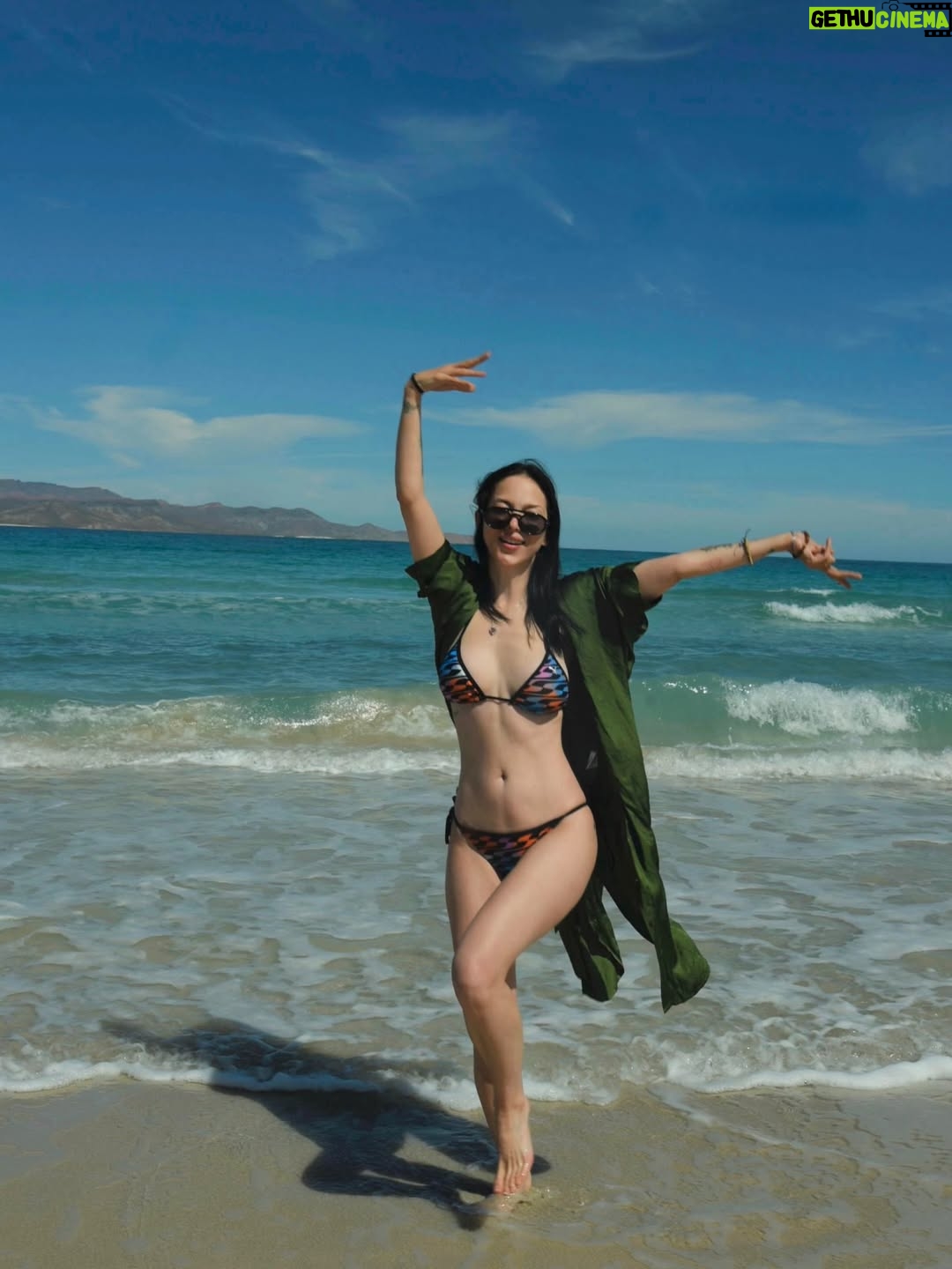 Paty Cantú - 87.2K Likes - De una playa a otra y un escenario a otro también! 

Dos semanas para vernos en concierto Ensenada! 🌊   🎤 

Están listos? 

📸 @sel_ot 
🎥 moi selfie mode 
👙 @pumamexico
💎💕 @theofficialpandora