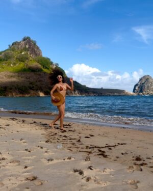 Paula Fernandes Instagram - Às vezes tudo que a gente precisa é sentir o vento no rosto, os pés na areia e lembrar que a maior riqueza da vida é poder escolher, e eu escolhi o equilíbrio entre a vida pessoal e a profissional.
Esses últimos dias foram assim: leves, felizes e cheios de energia boa. 🌊☀️
Noronha foi uma bela escolha pra começar esse ciclo especial e me preparar pro maior projeto da minha carreira.
Dia 16 de abril será a gravação do meu áudio visual de “30 e poucos anos”, e eu tô muito feliz com o que estou preparando pra vocês.
Vcs já viveram uma experiência multissensorial em um show? Não? Pois eu vou fazer isso acontecer!!!!
Venham ser livres pra experimentar isso comigo?