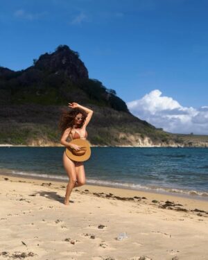 Paula Fernandes Instagram - Ćs vezes tudo que a gente precisa Ć© sentir o vento no rosto, os pĆ©s na areia e lembrar que a maior riqueza da vida Ć© poder escolher, e eu escolhi o equilĆbrio entre a vida pessoal e a profissional.
Esses Ćŗltimos dias foram assim: leves, felizes e cheios de energia boa. šāļø
Noronha foi uma bela escolha pra comeƧar esse ciclo especial e me preparar pro maior projeto da minha carreira.
Dia 16 de abril serĆ” a gravação do meu Ć”udio visual de ā30 e poucos anosā, e eu tĆ“ muito feliz com o que estou preparando pra vocĆŖs.
Vcs jĆ” viveram uma experiĆŖncia multissensorial em um show? NĆ£o? Pois eu vou fazer isso acontecer!!!!
Venham ser livres pra experimentar isso comigo?