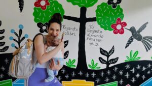 Paula Stephânia Instagram - Não consegui fazer o quartinho do Benjamin enquanto ele estava na barriga porque tive que fazer repouso. Agora enfim comecei pintando a parede! O desenho foi inspirado nas xilogravuras dos cordéis e no trabalho do @bacaroborges.xilo pro Benzinho aprender desde cedo a admirar nossa arte! Aguardem a parte 2 com o resto da decoração! Ah o vídeo dessa pintura tá no meu canal no YouTube!