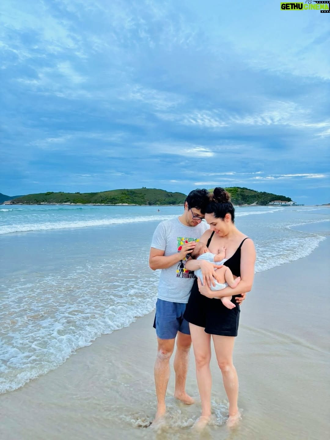 Paula Stephânia - 7.9K Likes - Primeira vez do nosso Colibri na praia! 🏝️ 1ª de muitaaaas! Melhor lugar pra uma criança estar! Lava os pés, a alma e as ideias. Atiça a criatividade e nos sentimos mais pertinho de Deus!