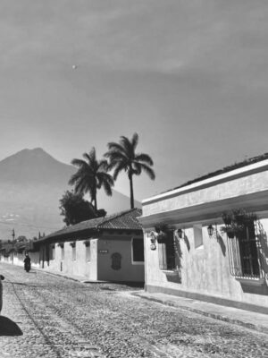 Paz Vega Instagram - En Antigua Guatemala el tiempo parece no existir.
Todo huele a historia, a fuego, a tierra, a hierro y maíz, a magia, a buganvilla..
Y el sonido es amable y dulce
Un lugar que te obliga a buscar otro ritmo, a respirar profundo.
Caminar por estas calles empedradas a merced del Volcán de Agua, es una sensación sobrecogedora.

#newproject