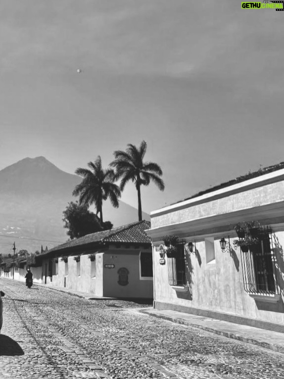 Paz Vega - 10.7K Likes - En Antigua Guatemala el tiempo parece no existir.
Todo huele a historia, a fuego, a tierra, a hierro y maíz, a magia, a buganvilla..
Y el sonido es amable y dulce
Un lugar que te obliga a buscar otro ritmo, a respirar profundo.
Caminar por estas calles empedradas a merced del Volcán de Agua, es una sensación sobrecogedora.

#newproject