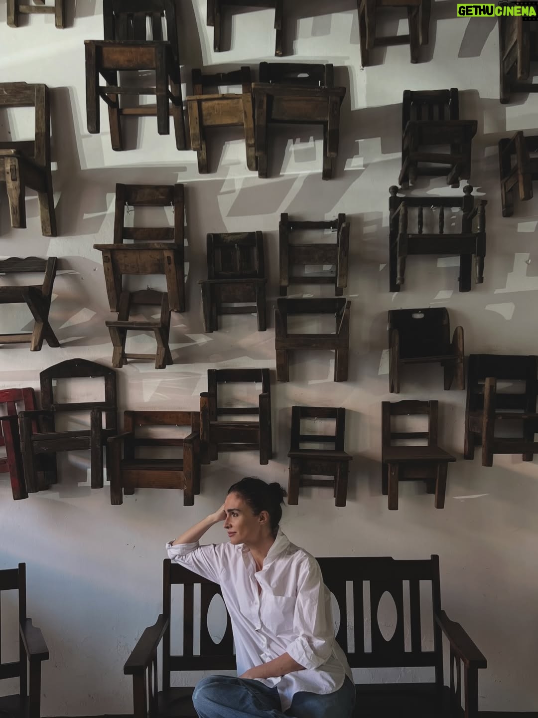 Paz Vega - 10.7K Likes - En Antigua Guatemala el tiempo parece no existir.
Todo huele a historia, a fuego, a tierra, a hierro y maíz, a magia, a buganvilla..
Y el sonido es amable y dulce
Un lugar que te obliga a buscar otro ritmo, a respirar profundo.
Caminar por estas calles empedradas a merced del Volcán de Agua, es una sensación sobrecogedora.

#newproject